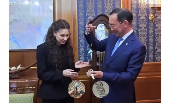 Якутын ерөнхийлөгч "Homay" дуугаараа алдартай Башкир хамтлагт хөгжмийн зэмсэг бэлэглэжээ