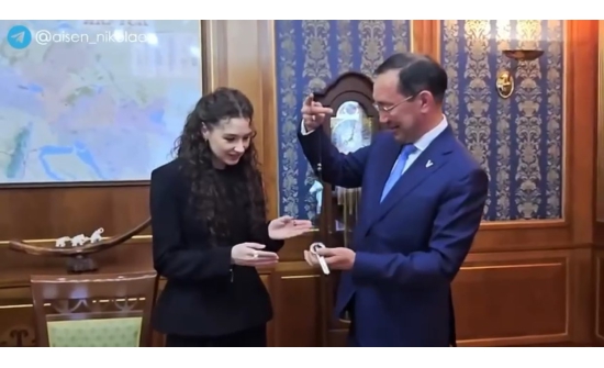 Якутын ерөнхийлөгч "Homay" дуугаараа алдартай Башкир хамтлагт хөгжмийн зэмсэг бэлэглэжээ
