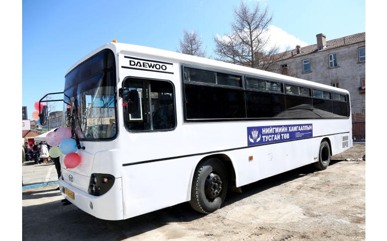 Нийгмийн хамгааллын тусгай төвд автобус бэлэглэв