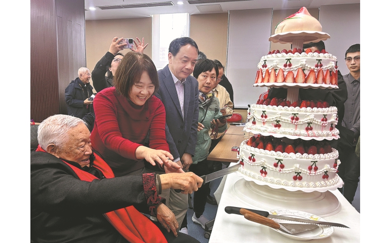 Хятадын физикч 100 насны төрсөн өдрөөрөө судлаачдад 3 сая юанийн хандив өгчээ