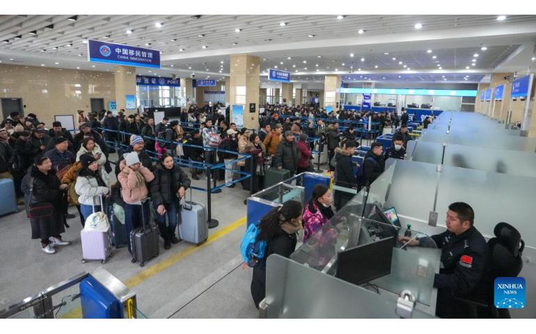 Замын-Үүд-Эрээний боомтоор энэ онд 2.7 сая зорчигч нэвтэрчээ